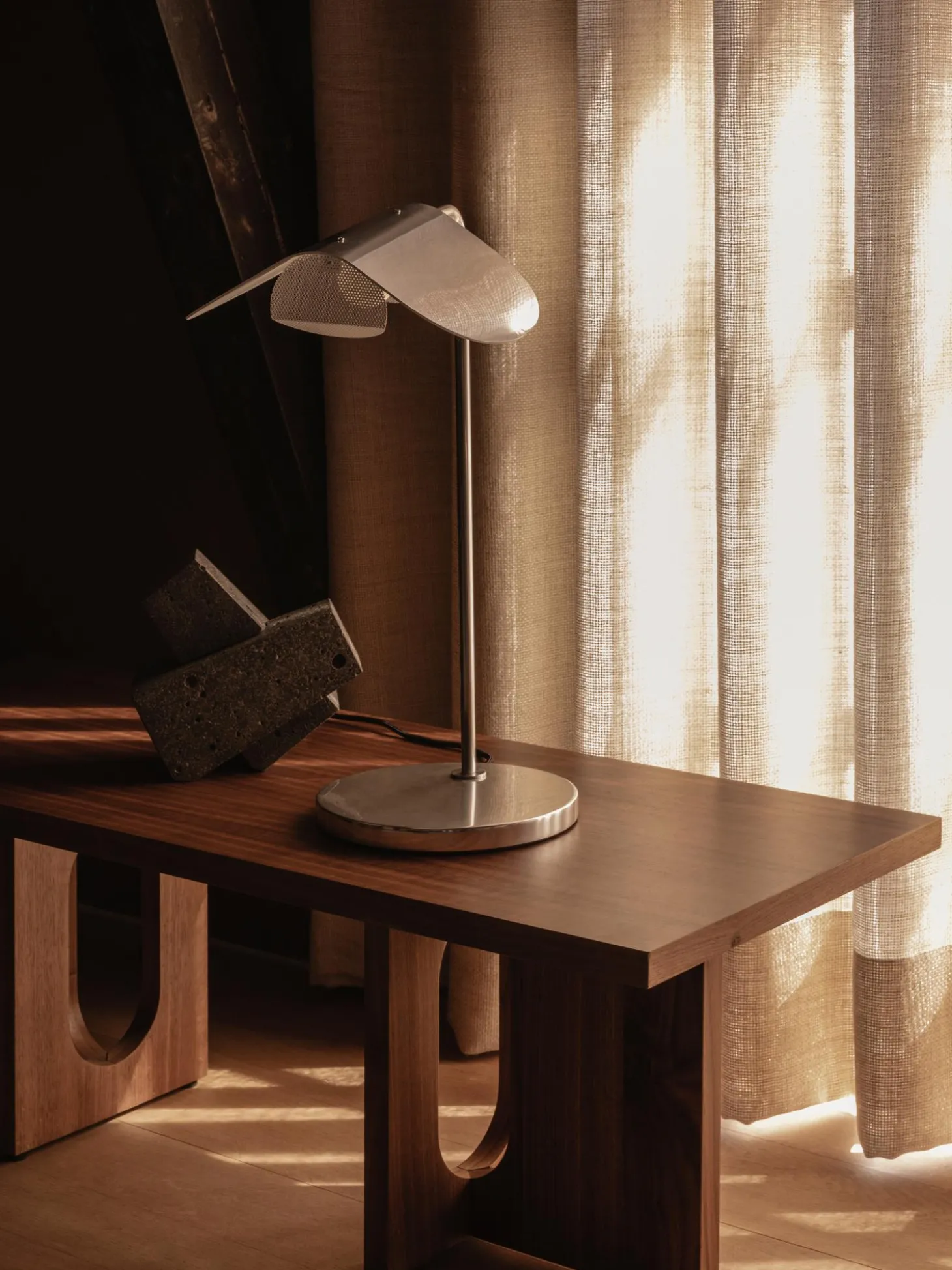 Mesa De Comedor En Madera Oscura Androgyne, Tamanos Diferentes