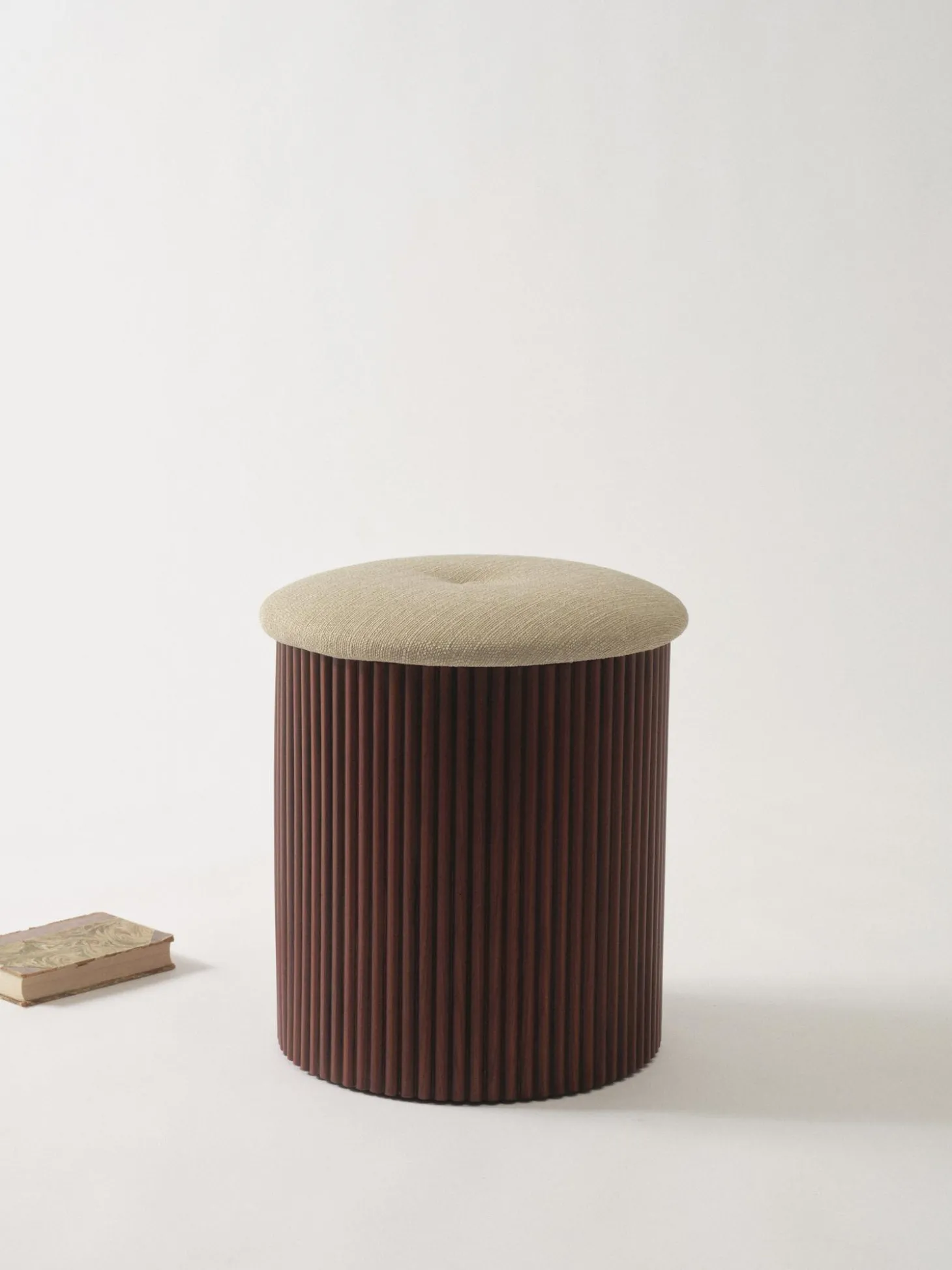 Puf De Madera Darwin, Con Espacio De Almacenamiento