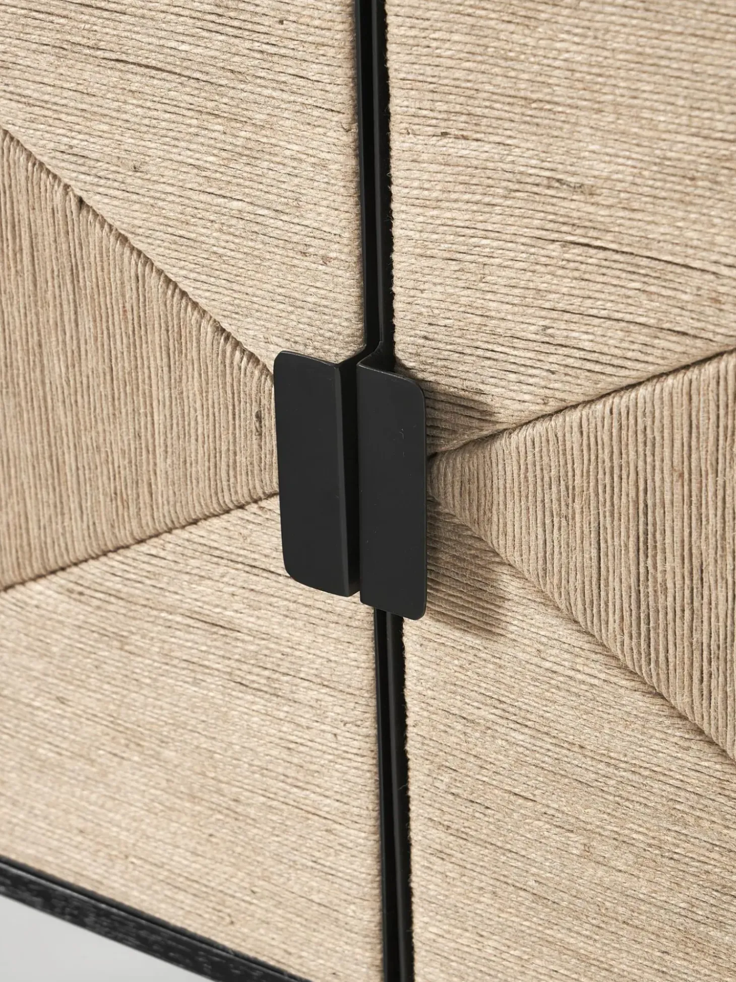 Aparador Con Puertas De Madera De Mango Maciza June