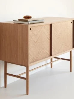 Aparador De Madera De Roble Con Diseno En Espiga Herringbone