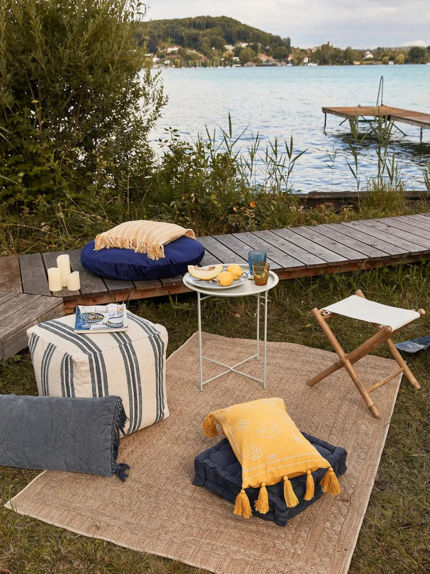 Mesa Auxiliar Con Bandeja Redonda De Metal Sangro