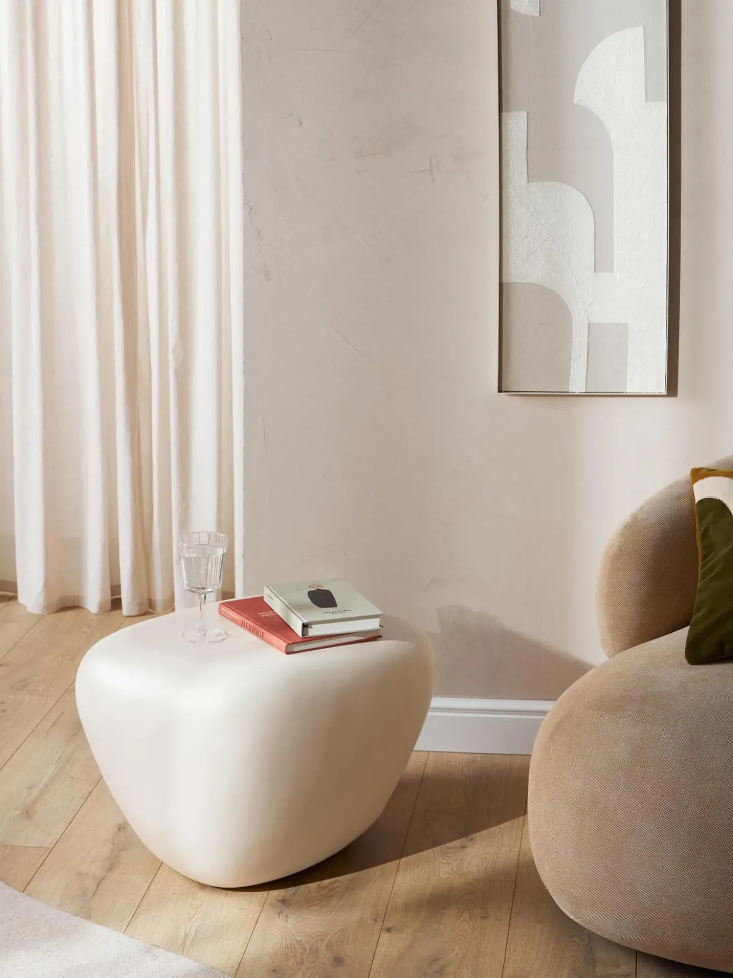 Mesa Auxiliar Con Forma Organica Pietra