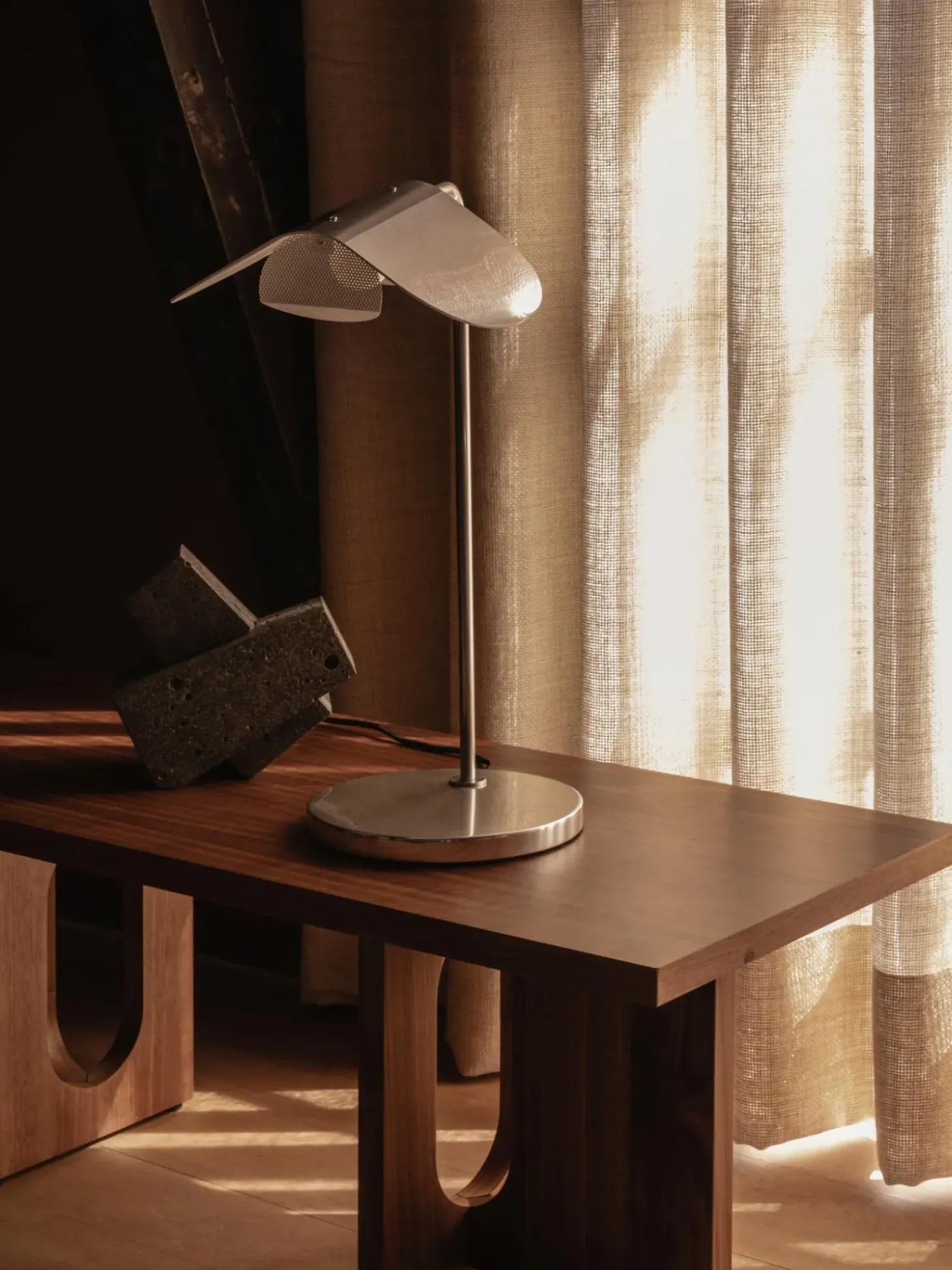 Mesa De Comedor En Madera Oscura Androgyne, Tamanos Diferentes