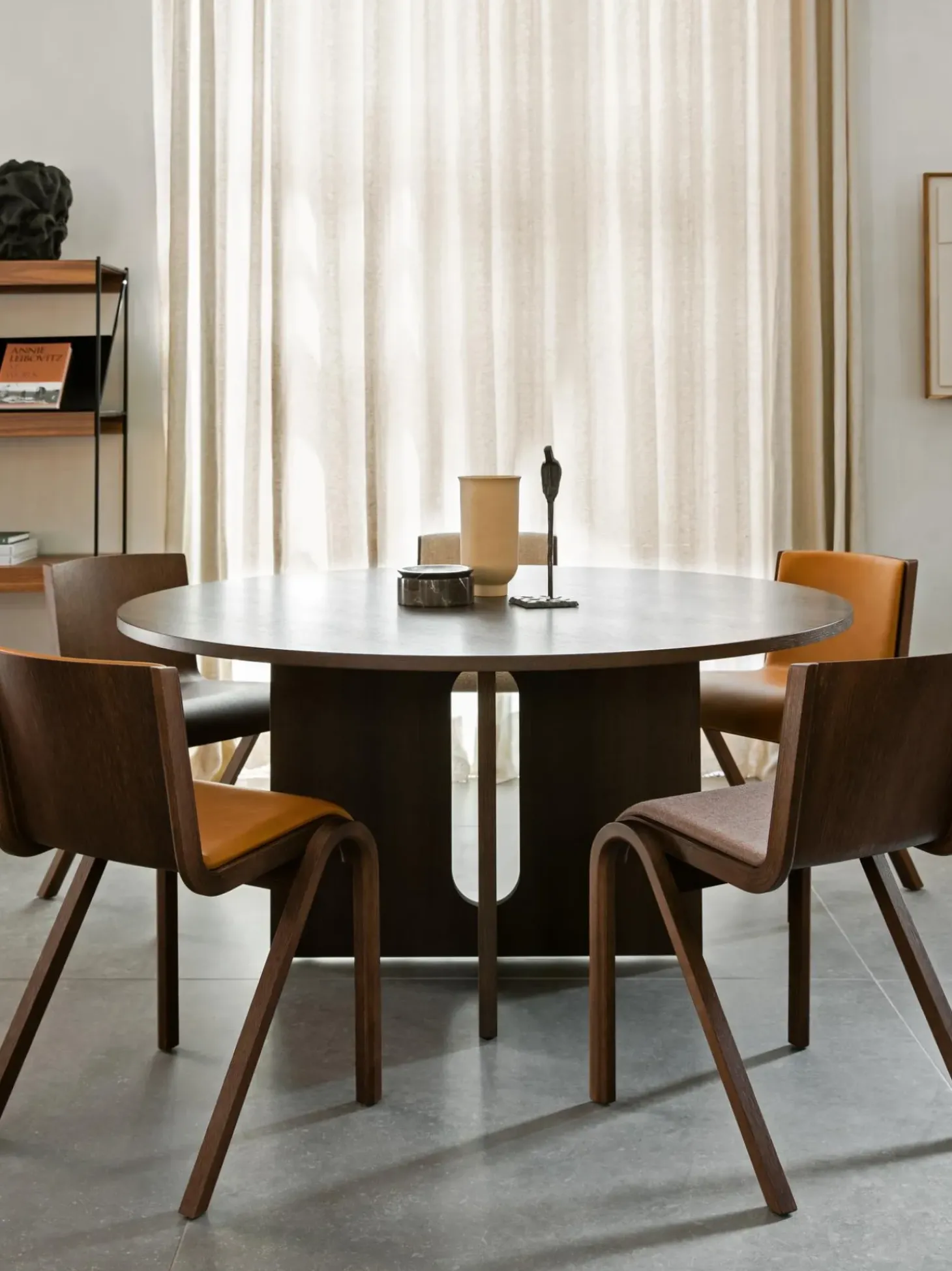 Mesa De Comedor En Roble Oscuro Androgyne, Tamanos Diferentes