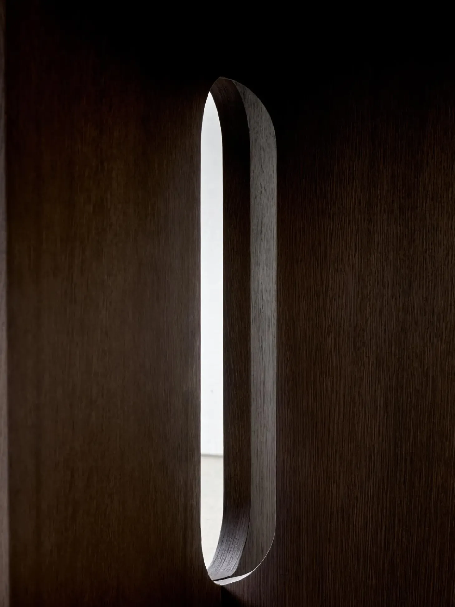 Mesa De Comedor En Roble Oscuro Androgyne, Tamanos Diferentes