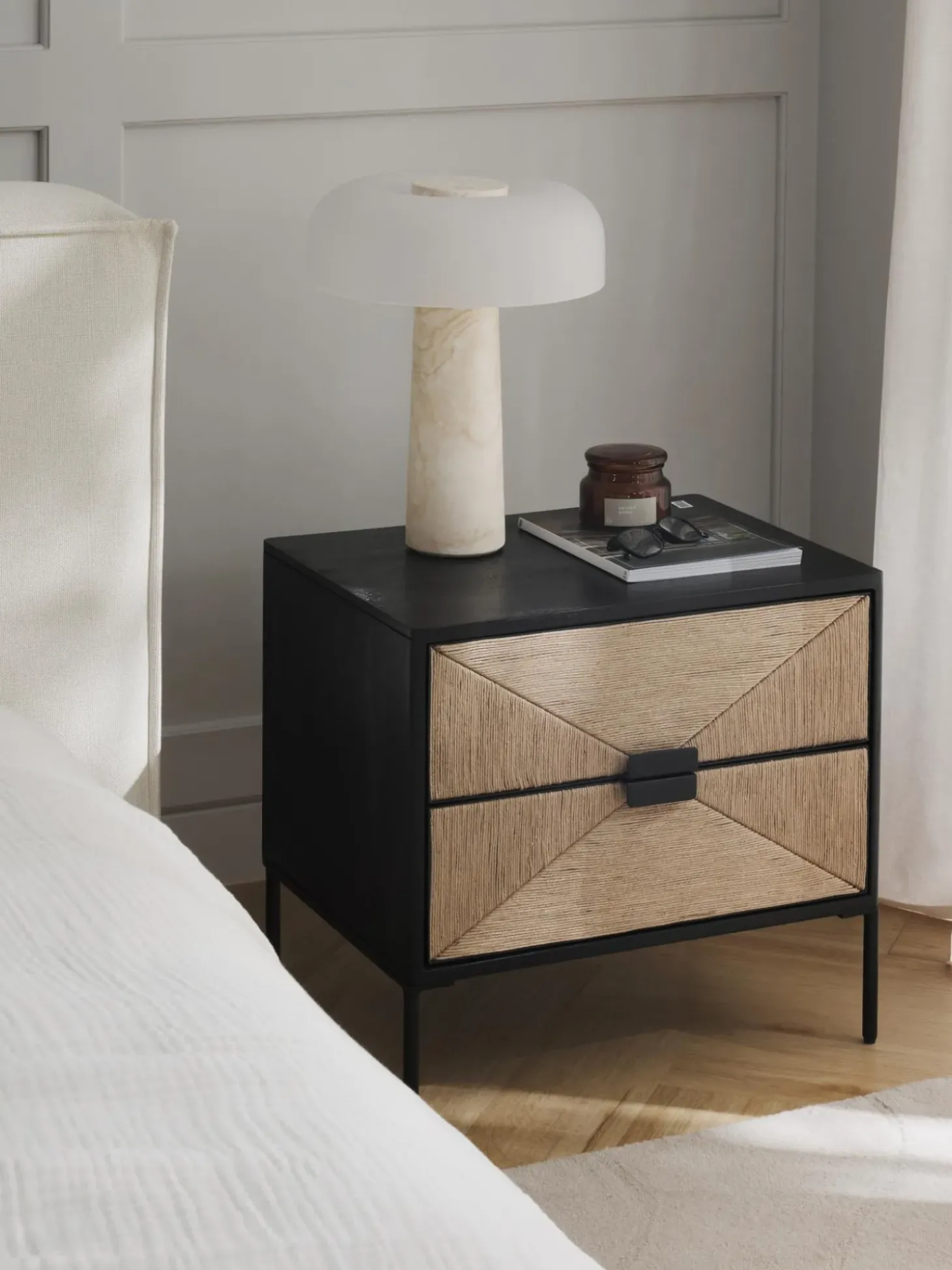 Mesilla De Noche Con Cajones De Madera De Mango Maciza June