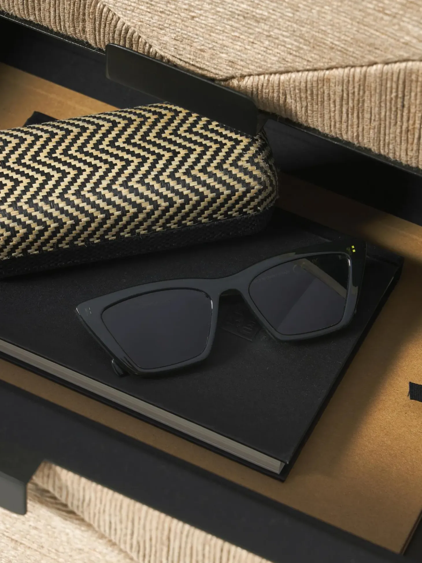 Mesilla De Noche Con Cajones De Madera De Mango Maciza June