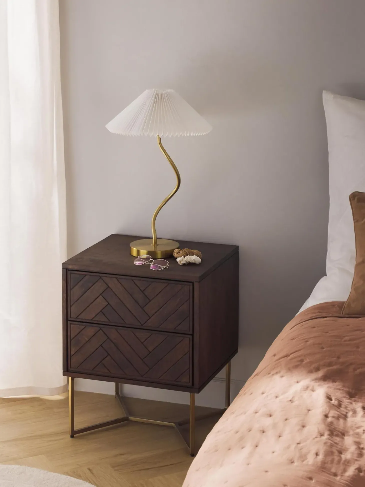 Mesilla De Noche De Madera De Mango Maciza Luca, Con Cajones