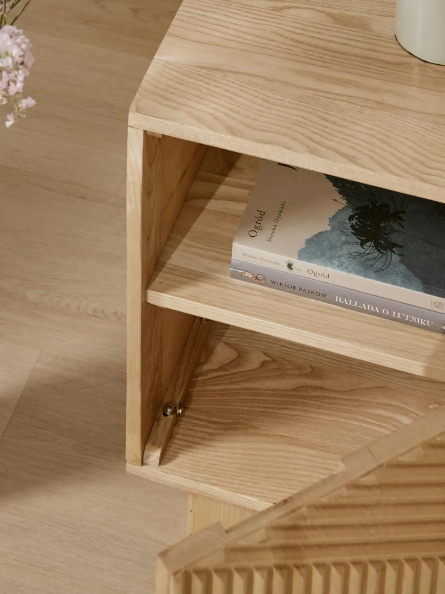 Mesilla De Noche De Madera De Fresno Maciza Louis