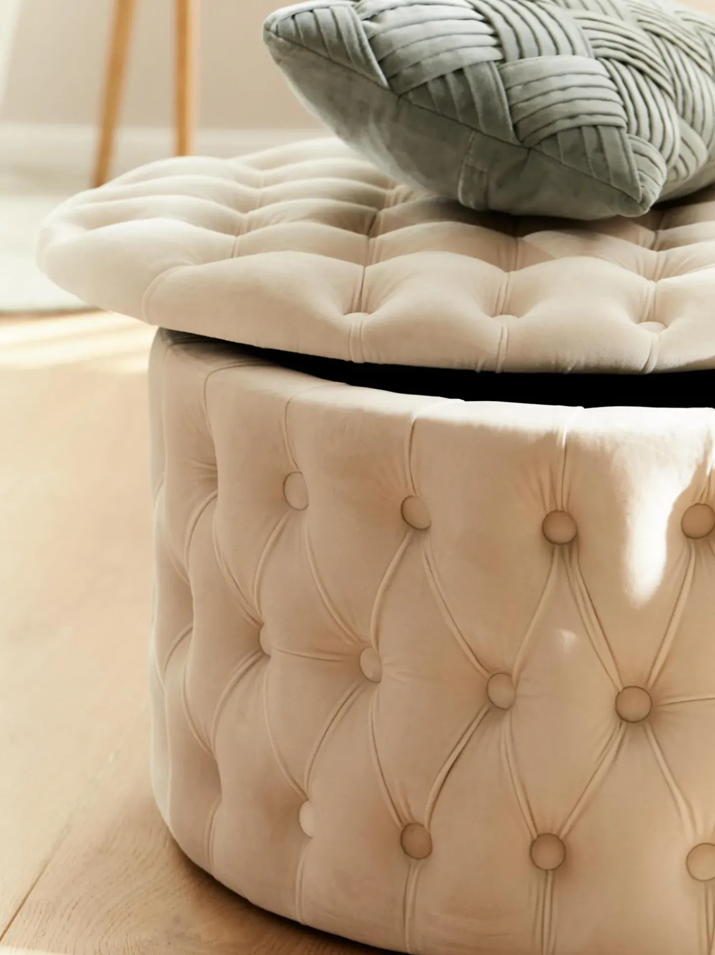 Puf Grande De Terciopelo Chiara, Con Espacio De Almacenamiento