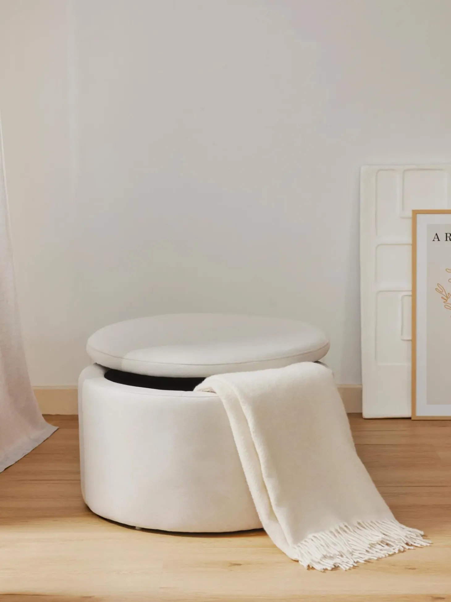 Puf Grande Tapizado Alida, Con Espacio De Almacenamiento