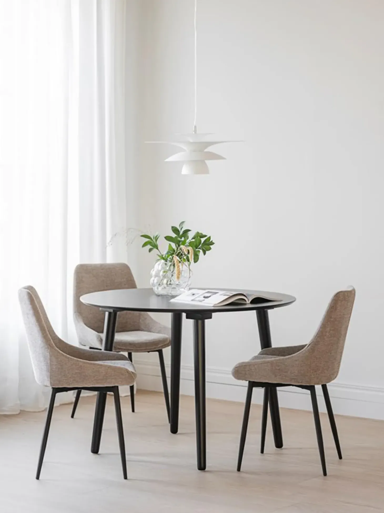 Set De Mesa De Comedor Con Sillas Tapizadadas Yumi, 3 Pzas.