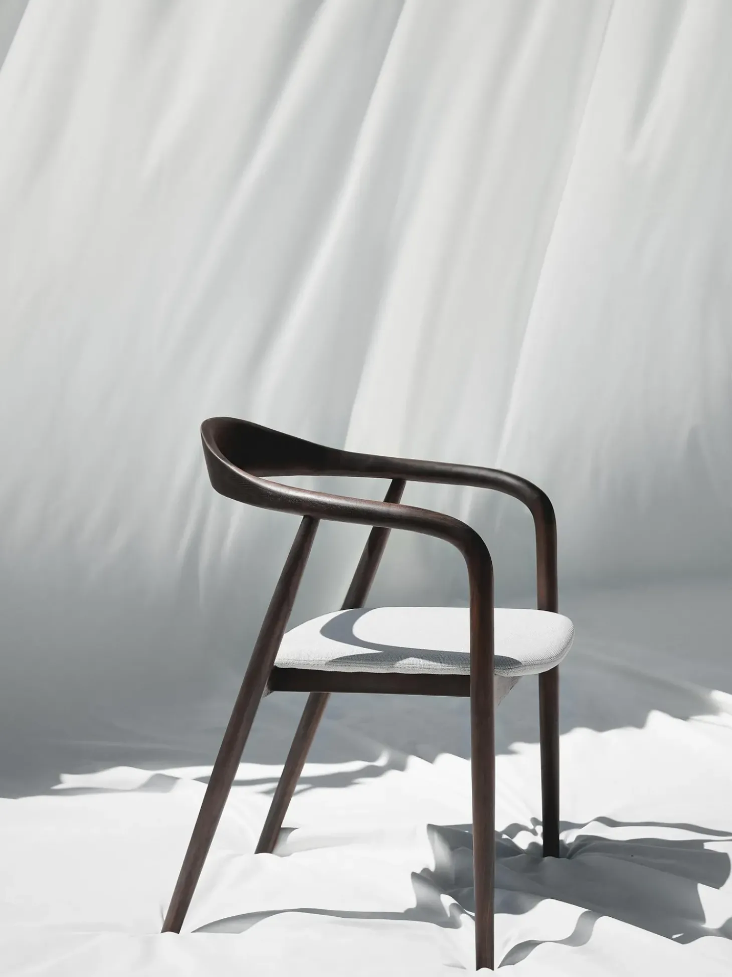 Silla Con Reposabrazos De Madera Con Asiento Tapizado Angelina