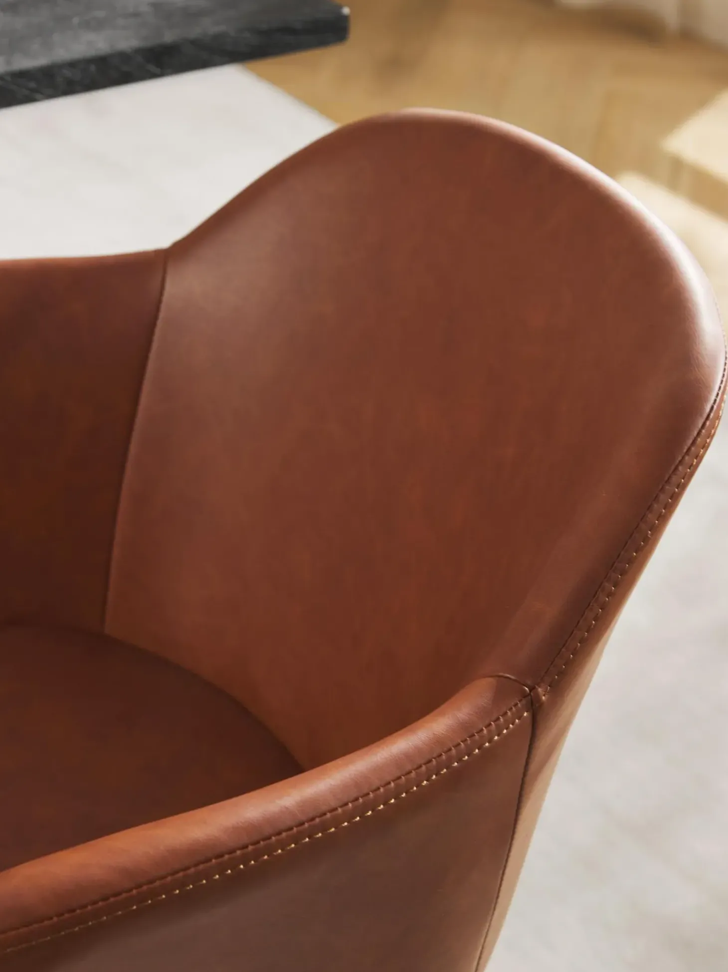 Silla Con Reposabrazos Pequena De Cuero Sintetico Fiji