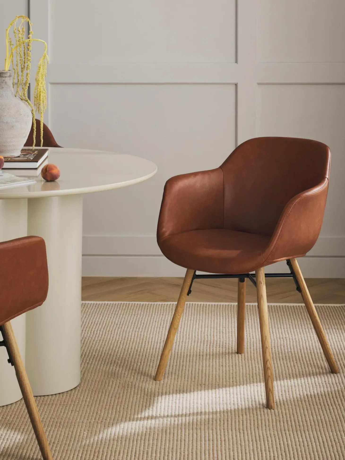 Silla Con Reposabrazos Pequena De Cuero Sintetico Fiji